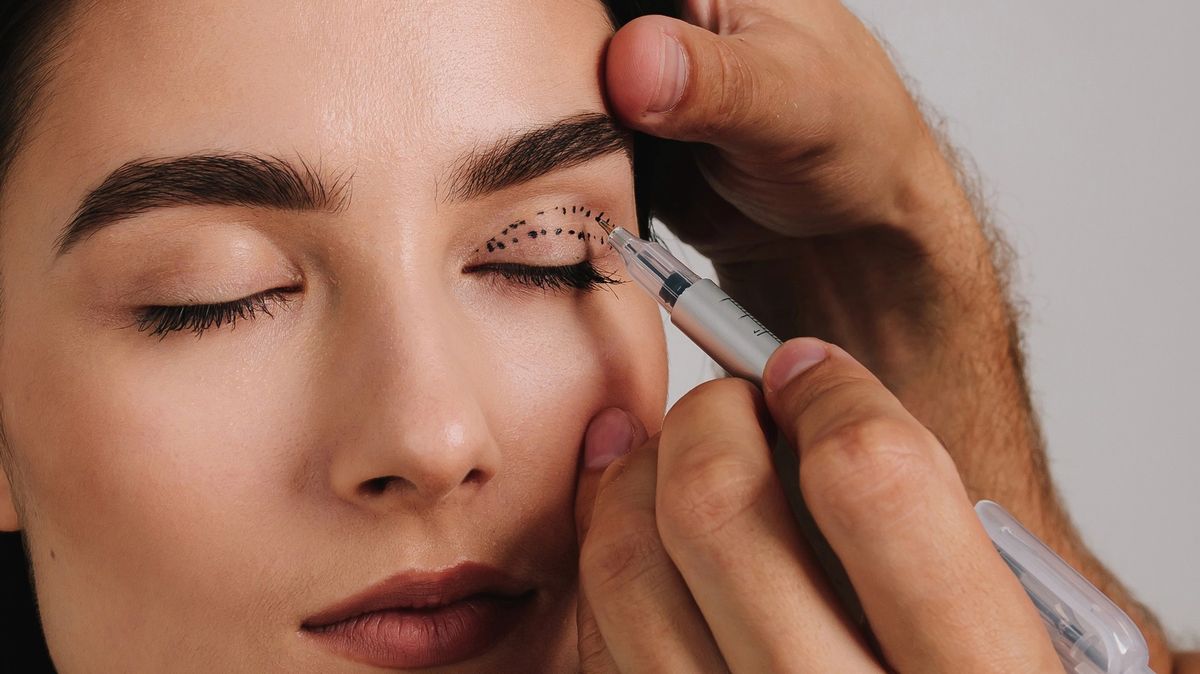 Pravdy a mýty o operaci víček. Nejde jen o estetiku, zlepší i vidění